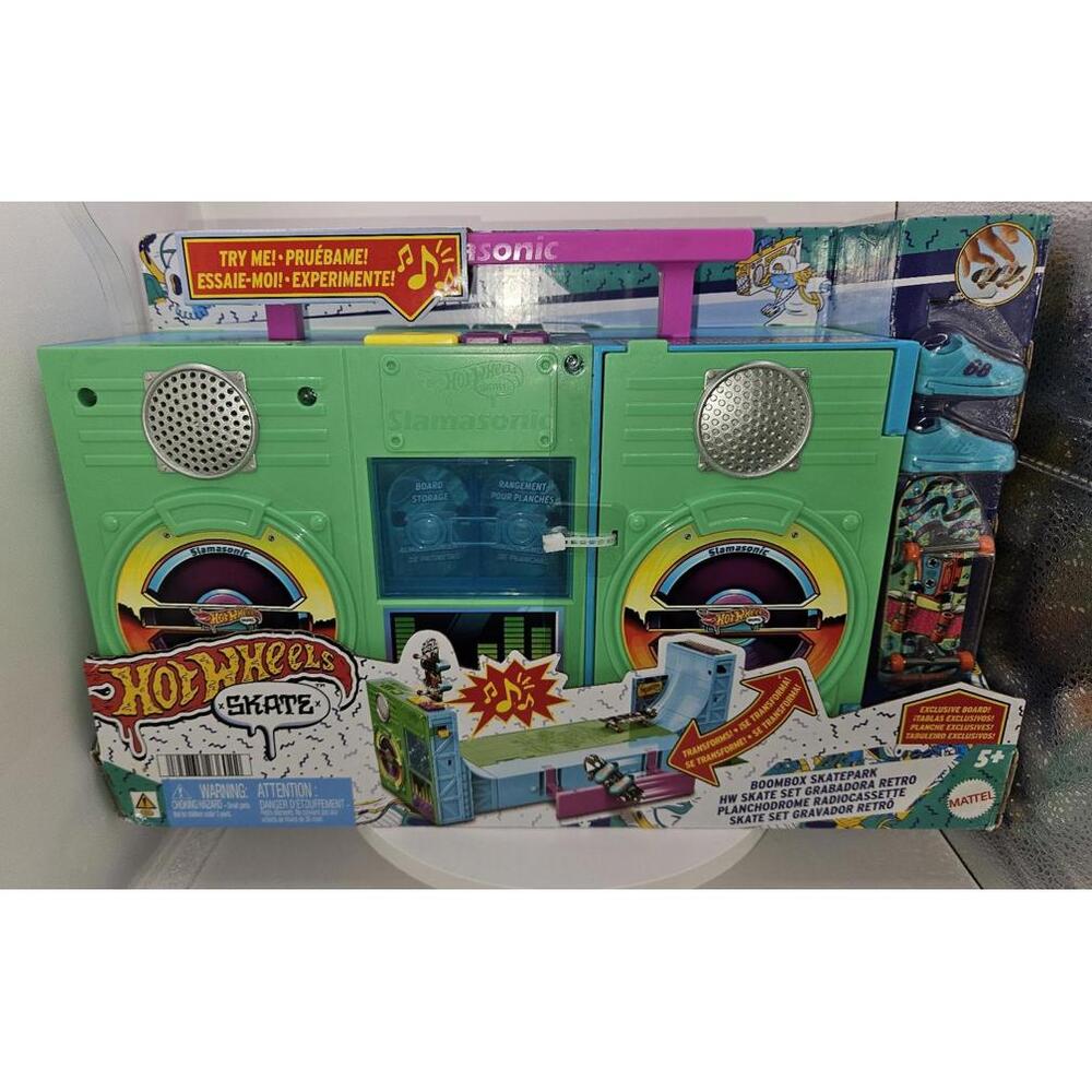 Hot Wheels Skate Boombox Skate Park Playset With 1 Fingerboard & Skate Shoes-NEW